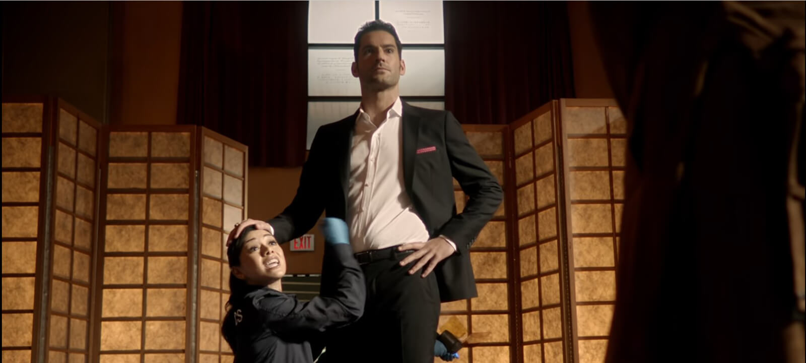 elle demonstrates how murders were done